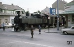 Straßenbahnähnlich passiert ÖBB 93.1421 die Straßenkreuzung Stammerdorfer Str./Dr.Nekowitsch-Str. mitten in Wien-Stammersdorf. (04.10.1975) <i>Foto: Peter Schiffer</i>