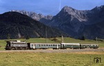 Vor der Kulisse des Karwendelgebirges fährt ÖBB 1245.535 mit N 5434 (Innsbruck - Garmisch-Partenkirchen) vorbei. (16.10.1977) <i>Foto: Peter Schiffer</i>