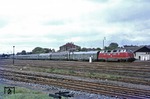Eine unbekannte 220 verlässt mit D 251 nach Prag den Bahnhof Kirchenlaibach. (22.07.1970) <i>Foto: Wolfgang Bügel</i>