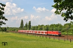 Neben der NRW-Linie S 6 von Essen nach Köln ist die Baureihe 143 (noch) mit Verstärkungszügen auf der Linie S 68 zwischen Langenfeld/Rh. und Wuppertal-Vohwinkel im Einsatz, so wie hier 143 304 bei Langenfeld-Berghausen. (25.04.2014) <i>Foto: Joachim Bügel</i>