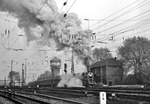 044 014 (44 014) war die dienstälteste 44er bei der DB. Unter voller Kraftanstrengung verlässt sie mit einer respektablen Kohlenfuhre am Haken den Bahnhof Wanne-Eickel. (10.11.1975) <i>Foto: Joachim Schmidt</i>