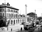 Der Bahnhof Singen ist ein wichtiger regionaler Eisenbahnknoten und Umsteigebahnhof im südlichen Baden-Württemberg, an dem früher fünf Eisenbahnstrecken, u.a. die Gäubahn nach Stuttgart, aufeinandertrafen. (1930) <i>Foto: RVM (Ott-Albrecht)</i>