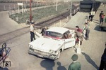 Ein Oldsmobile Straßenkreuzer wartet in Großenbrode Kai auf die Weiterfahrt zur Fähre. Zur Beförderung auf der Schiene als "Auto im Reisezug" dienten MPw 4yg(e)-Wagen. (1959) <i>Foto: Walter Hollnagel</i>