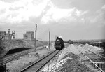 Der "Ruhrschnellverkehr" war ein System aus schnellen, dampfgeführten Zügen des Schienenpersonennahverkehrs, die ab 1932 in einem Taktfahrplan die wichtigsten Strecken des heutigen Ruhrgebietes befuhren. Mit Untergang des Dritten Reichs war auch diese fortschrittliche Idee am Ende. Einige Lokomotiven behielten noch das Schild an der Rauchkammertür bis Anfang der 1950er Jahre, so wie diese P 8 bei Dortmund. (1950) <i>Foto: Willi Marotz</i>