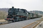 082 040 vom Bw Koblenz-Mosel macht Zwischenstation mit einem Nahgüterzug auf der Strecke Westerburg - Montabaur im Bahnhof Wallmerod. (30.03.1971) <i>Foto: Wolfgang Bügel</i>