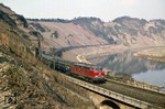 216 014 mit einem Schnellzug auf dem Pündericher Hangviadukt auf dem Weg nach Trier. (01.04.1971) <i>Foto: Wolfgang Bügel</i>