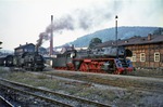 Während sich die frisch ausgebesserte Ostbahnhofer 01 1514 im Bahnhof Meiningen auf Probefahrt begibt, träumt das Personal der dort stationierten 86 1143 möglicherweise auch von ein bisschen Farbe an ihrer Lok.  (29.08.1970) <i>Foto: Robin Fell</i>