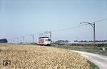 Ein Triebwagen der Straßenbahn Esslingen–Nellingen–Denkendorf (END) unterwegs zwischen Nellingen und Scharnhausen. (13.08.1970) <i>Foto: Dieter Frank, Slg. D. Junker</i>