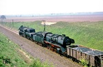 Gemeinsam befördern 52 8071 und 50 3551 einen Güterzug mit "Hausbrandversorgung" bei Wegenstedt auf der Strecke Haldensleben - Oebisfelde. (17.05.1978) <i>Foto: Joachim Bügel</i>