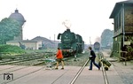Während die Post es sichtlich eilig hat, den Bahnübergang "Staßfurter Höhe" am Bahnhof Aschersleben zu überqueren, wartet 03 2098 auf die Zuggarnitur des P 3482. (19.05.1978) <i>Foto: Joachim Bügel</i>