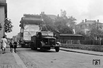 Fahrt des Großaggregats der Fa. Pfütze & Co. (Schiffskessel ?) durch die Straßen von Dresden. (1941) <i>Foto: RVM</i>