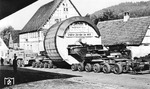Der Schwertransport mit einem Ladegewicht von 64t erforderte den Einsatz von zwei Straßenrollern mit jeweils 24 Rädern. Die neue "Jumbo"-Zugmaschine meisterte ihre Jungfernjahrt von Heidenheim nach Heilbronn ohne Probleme. (10.1937) <i>Foto: RVM</i>
