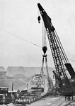 Offenkundig sicher ist der Voith-Zylinder im Neckarhafen von Heilbronn angekommen und wird nun aufs Schiff verladen, was wiederum ein 75t-Dampfkran der Reichsbahn erledigte. (10.1937) <i>Foto: RVM</i>