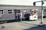 Eisverkäufer am Zug im Bahnhof Westerland/Sylt. (08.1957) <i>Foto: Walter Hollnagel</i>