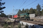SZ 541-116 mit der dahinter abgebügelten ÖBB 1216 144 vor einem Güterzug Richtung Borovnica an den Boraschutzwänden nahe der Ortschaft Gorice pri Famljah. (09.03.2014) <i>Foto: Stefan Jurasovits   </i>