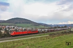 185 308 und 155 178 rollen mit einem Autotransportzug bei Laufach die Rampe von Heigenbrücken hinab. (25.03.2014) <i>Foto: Joachim Bügel</i>