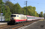 Und wieder einmal 103 235, diesmal mit IC 119 (Münster - Innsbruck) bei der Durchfahrt im Bahnhof Köln-Mülheim.  (16.04.2014) <i>Foto: Joachim Bügel</i>