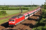 Als Ersatz für 103 235 dient eine Lok der Baureihe 120, die sich langsam auch im hochwertigen Reiseverkehr rar macht. Anfang Mai 2014 war 120 151 mit IC 119 nach Innsbruck bei Langenfeld/Rheinland unterwegs. 103 235 übernahm diesmal den Zug erst in Stuttgart Hbf. (03.05.2014) <i>Foto: Joachim Bügel</i>