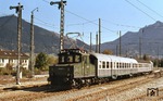 169 002 rangiert im Bahnhof Oberammergau die Zuggarnitur des N 6615 nach Murnau an den Bahnsteig.  (17.10.1977) <i>Foto: Peter Schiffer</i>