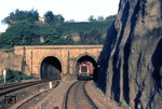 Dies war nicht das letzte Bild des Fotografens, schiebt doch die auf dem Bild sichtbare 212 einen Nahverkehrszug nach Remscheid durch den Rauenthaler Tunnel in Wuppertal-Oberbarmen. (26.05.1977) <i>Foto: Peter Schiffer</i>