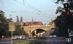 Eine unbekannte 216 vor D 605 (Köln - Saarbrücken) auf der Eisenbahnüberführung Erftstraße am Stadtgarten in Köln-West. (01.06.1977) <i>Foto: Peter Schiffer</i>