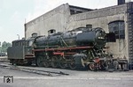 44 094 (Baujahr 1939) erhielt am 15.06.1960 ihre Ölfeuerung. Im Bw Rheine wartet sie auf ihren nächsten Einsatz. (26.07.1971) <i>Foto: Wolfgang Bügel</i>