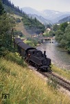 1897 begann die Lieferung der kkStB-Baureihe 99, zwischen 1908 und 1913 wurden 20 Lokomotiven der Reihe 199 gebaut, die einen größeren Wasservorrat und mehr Kohle an Bord hatte. Von den ÖBB wurden 1953 noch 15x 99er als Reihe 91 und 9x 199er als Reihe 91.1 übernommen. Das letzte Einsatzgebiet der Lokomotiven war die Lokalbahn Mürzzuschlag–Neuberg, wo dieses Bild der ÖBB 91.104 bei Arzbach am Ufer der Mürz entstand. (28.08.1971) <i>Foto: Robin Fell</i>