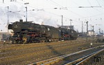 044 888 und 044 737 warten im Bahnhof Koblenz-Mosel auf ihren Güterzug. (15.01.1972) <i>Foto: Kurt Reimelt</i>