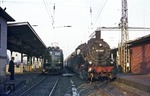 Mit einem Sonderzug ist 57 1387 im Bahnhof Letmathe angekommen. Daneben steht 141 275.  (01.03.1969) <i>Foto: David Adams</i>