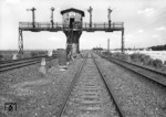 Die Blockstelle Lind bei Porz/Rh in Blickrichtung Köln. Der Fotograf steht im Streckengleis der Reisebahn von Köln, links die Güterzuggleise Gremberg - Troisdorf. (1950) <i>Foto: Fischer</i>