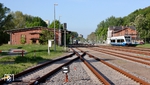 Der Wolgaster Bahnhof verfügt noch heute über ausgedehnte Gleisanlagen. Im Vordergrund der Rest des früheren Werftanschlusses, links der Güterschuppen, rechts das Empfangsgebäude, das gerade restauriert wird.  (25.05.2010) <i>Foto: Ludger Kenning</i>