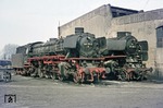 Zwei typische Vertreter der Rheiner Dampfzeit: Die ölgefeuerte Güterzuglok 042 175 neben der Schnellzuglok 012 066. (21.03.1972) <i>Foto: Wolfgang Bügel</i>