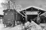Im tief verschneiten Bahnhof Garmisch-Partenkirchen erhält E 16 18 den Abfahrauftrag zur Fahrt nach Mittenwald. (01.1956) <i>Foto: Georg Steidl</i>