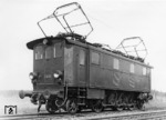 E 32 24 wurde 1926 als EP 2 20024 nach dem Nummernschema der Königlich Bayerischen Staatseisenbahnen in Dienst gestellt. Bei der Reichs- und Bundesbahn trug sie die Nummer E 32 24, ab 1968 die EDV-Bezeichnung 132 024-1. Sie war fast ausschließlich beim Bw München Hbf stationiert, wo sie auch am 01. August 1972 ausgemustert wurde. Der Fotograf der BD München porträtierte die Lok auf dem Umgehungsring in München-Freimann. (31.01.1951) <i>Foto: BD München (Steidl)</i>