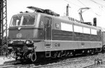 Die unterschiedlichen Oberleitungsspannungen in Frankreich und den Benelux-Staaten machten zeitintensive Lokwechsel in den Grenzbahnhöfen erforderlich. Aus diesem Grund wurde eine Lokomotive entwickelt, die ihren Fahrstrom aus den verschiedenen europäischen Systemen - Deutschland (15 kV 16,7 Hz), Frankreich (25 kV 50 Hz) Wechselstromsystem sowie belgischer und französischer Gleichstrom (3 bzw. 1,5 kV) beziehen konnte. So entstand 1965 als erste von 5 Lokomotiven die E 410 001, die umfangreiche Probefahrten u.a. zwischen Köln und Brüssel absolvierte. (1965) <i>Foto: Fischer</i>