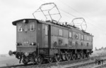 Die Baureihe Bayerische EP 5 (ab 1927: Baureihe E 52, ab 1968: Baureihe 152) war als Elektrolok für den schweren Personenzugverkehr konzipiert. Ihre aktive Einsatzzeit beendeten sie in den 1980er Jahren bei der DB als Heiz- oder Trafoloks. E 52 33 wurde bei München noch in voller Einsatzblüte angetroffen. (1965) <i>Foto: Georg Steidl</i>