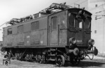 Am 28. Oktober 1912 wurde der elektrische Betrieb auf der Strecke Garmisch–Scharnitz aufgenommen, am 28. Mai 1913 folgte die Strecke Garmisch–Reutte in Tirol. Hierzu wurden fünf Lokomotiven der Baureihe EP 3/5 20 001 – 005 (spätere E 62 01-05) in Dienst gestellt. Während die Maschinen ab 1939 ausgemustert wurden, überlebte E 62 01 bis ins Jahr 1965 im Aw München-Freimann. Erhalten geblieben ist die Antriebseinheit der E 62 01 im Verkehrsmuseum Nürnberg, die beim Brand im Lokschuppen Nürnberg-Gostenhof im Jahr 2005 allerdings schwer beschädigt wurde. (1961) <i>Foto: Georg Steidl</i>