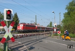 Als letzte betriebsfähige Vertreterin ihrer Baureihe in NRW begegnen wir hier 110 491 mit einem Fussballsonderzug von Bielefeld nach Bochum am Bahnübergang "Husener Straße" in Dortmund-Kurl. (25.04.2014) <i>Foto: Joachim Schmidt</i>