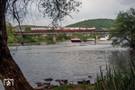 218 105 überquert mit 2 TEE-Wagen, die nach Miltenberg überführt werden, die Mainbrücke bei Wörth. (30.04.2014) <i>Foto: Joachim Schmidt</i>
