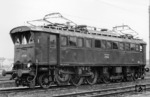 Die Baureihe E 75 wurde ab 1927 in 31 Exemplaren für den Personen- und Güterzugdienst gebaut. Es handelte sich um eine in der elektrischen Ausrüstung weitgehend mit der Baureihe E 77 gleiche Lokomotive, die jedoch auf einem einteiligen Fahrzeugrahmen mit der Achsfolge 1'BB1' aufgebaut war. Von dieser Änderung versprach man sich eine Verbesserung der Laufeigenschaften, die jedoch nur wenig besser ausfielen als bei der E 77 und lediglich eine Heraufsetzung der zulässigen Höchstgeschwindigkeit von 65 km/h auf 70 km/h erlaubten. Bis 1972 wurde alle Maschinen ausgemustert. (1965) <i>Foto: Georg Steidl</i>