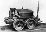 Die erste Elektrolokomotive, gebaut von Siemens&Halske, drehte ihre Runden auf einer 300m langen Strecke der Berliner Gewerbeausstellung von 1879. Sie erreichte bei einer Motorleistung von 3 PS eine Geschwindigkeit von 13 km/h, mit drei angehängten Wagen immerhin noch 7 km/h. Damals ahnte noch niemand, dass genau diese Antriebsart die Eisenbahn revolutionieren würde. (31.05.1879) <i>Foto: RVM-Archiv</i>