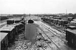 Einen trostlosen Eindruck vermittelt der Bahnhof Neumünster nach dem alliierten Angriff vom 05.11.1944. (06.11.1944) <i>Foto: Walter Hollnagel</i>