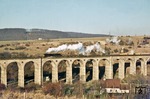 Mit einem Durchgangsgüterzug aus Kassel dampft die ölgefeuerte 043 336 über das Altenbekener Viadukt. (30.12.1972) <i>Foto: Joachim Bügel</i>