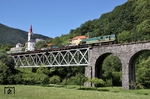 SZ 644-004 mit Autozug 854 auf der Brücke bei Grahovo ob Baci in Slowenien. (10.08.2011) <i>Foto: Stefan Jurasovits   </i>