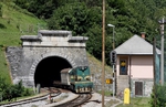 Aus dem Wocheinertunnel kommend fährt SZ 644-004 mit Autozug 857 aus Jesenice in den Bahnhof Podbrdo (Slowenien) ein. (10.08.2011) <i>Foto: Stefan Jurasovits   </i>