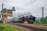 Am bekannten Neustadter Reiterstellwerk dampft 01 118 mit ihrem Zug nach Karlsruhe vorbei. (31.05.2014) <i>Foto: Joachim Schmidt</i>