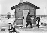 Ein wenig körperliche Betätigung gegen die Kälte brachte allenfalls die Bedienung des Weichen- oder Signalhebels. (1943) <i>Foto: Walter Hollnagel</i>