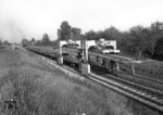 Der "Donelli"-Gleisumbauzug beim Aufnehmen alter Gleisjoche. Zuglok des Arbeitszuges ist 023 037-5. (17.10.1969) <i>Foto: Wolf Schneider</i>