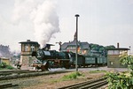 Mit dem Güstener Hilfszug, der fast dem Alter der Lok entsprechen könnte, verlässt 03 2235 den Güstener Bahnhof. (10.06.1978) <i>Foto: Wolfgang Bügel</i>