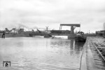 Eine unbekannte 44 passiert die Klappbrücke in Emden. (17.08.1960) <i>Foto: Walter Hollnagel</i>